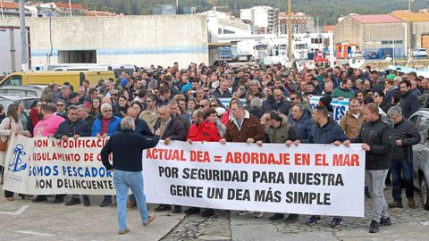 El sector del mar une fuerzas en Ribeira contra el Reglamento de Control de la Pesca al grito de �queremos traballar, non mendigar�