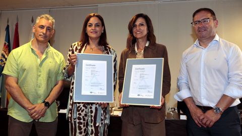 El jefe de servicio de la adjudicataria en Burela, Juan Luis Moreno; la regidora, Carmela Lpez; la consejera delegada de la firma, Rosa Blanca Rodrguez, y el concejal de Benestar Comunitario, Ramiro Fernndez, con los certificados ISO