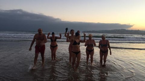 El grupo de ba�istas al que pertenece Elena Mosquera (segunda por la izquierda), tras uno de sus chapuzones a primera hora del d�a, hace unas semanas