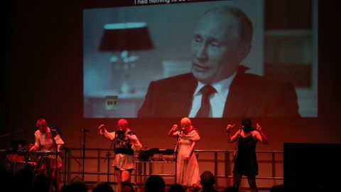 La cantante de Pussy Riot, Maria Alyokhina, act�a en el escenario con su banda en The Junction en Cambridge, el pasado noviembre