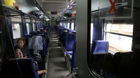 Pasajeros del tren diurno con destino Bilbao, en la estacin de Monforte en una fotografa de archivo