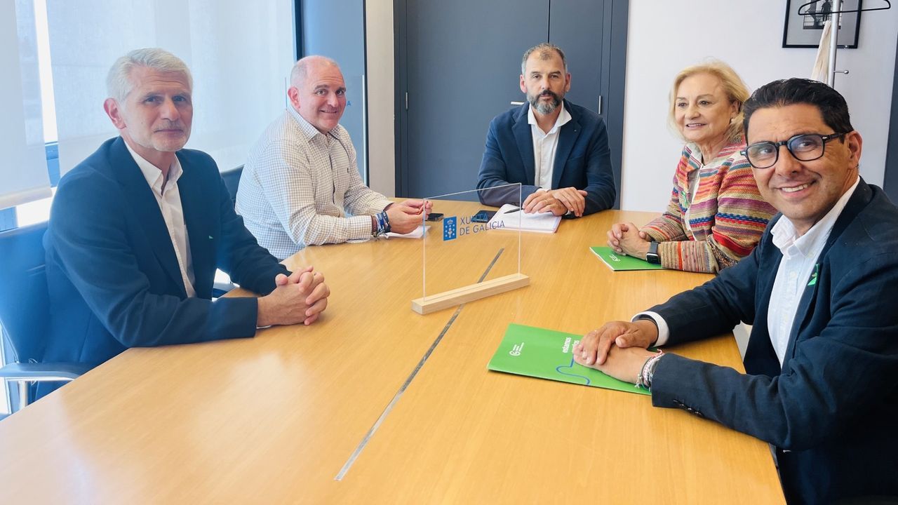 Representantes de la AECC de Pontevedra afrontan los retos de los pacientes de cáncer con el Sergas