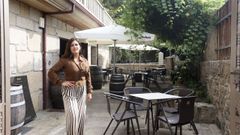 Amy Martnez, duea de Afouteza, en la entrada del hotel, delante de la amplia terraza.