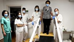 Clotilde Costa, con Sonsoles Leal (de verde) y con el equipo de rehabilitaci�n que la trata ahora: Eva Say�ns, Laura Rubio, Adri�n Mart�n y Rom�n Rodr�guez