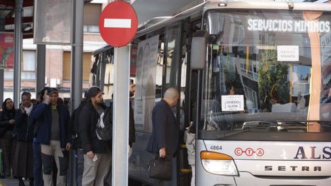 Autobuses aparcados en la estacin de Gijn este lunes durante la primera jornada de huelga general de conductores en demanda de la ampliacin de la jubilacin anticipada por el riesgo en el trabajo en el sector