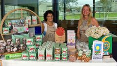 Mar�a y M�nica, empleadas de la firma Maruxas de Nata, con un surtido de productos. 