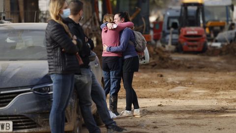 Dos mujeres se abrazan en una calle de Paiporta, uno de los municipios ms afectados por la DANA en Valencia. 