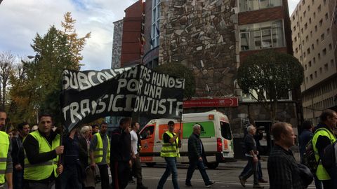 La marcha minera dejando atrs la sede de UGT en Oviedo