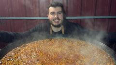 Luis Buitr�n Amaro, con una de las paellas que suele preparar para sus amigos