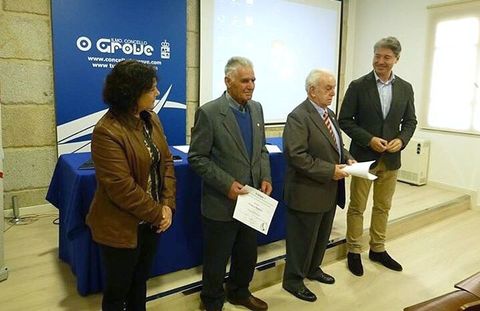 O Grove rindi� homenaje a dos marineros jubilados en la despedida del centollo