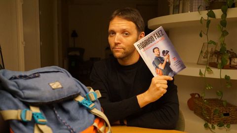 Rodrigo Faez, junto a su libro��La mochila lo es todo�