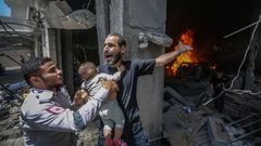 Un palestino pide ayuda despu�s de que su casa fuera alcanzada por un ataque a�reo israel� en Gaza
