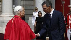 El papa Le�n XIV y Pedro S�nchez en la plaza de la Armer�a del Palacio Real de Madrid.