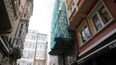 Los vecinos del edificio okupado de la Barrera conviven a diario con peleas, ruidos y suciedad