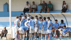 Alberto Lpez da indicacones a su plantilla durante un partido de pretemporada frente al Montaeros en el Kiko Rey-Cantarrana.