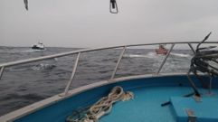 Tres barcos de los barcos pontevedreses camino del Cant�brico en la campa�a de la xarda del 2020