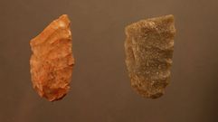 Tecnolog�a importada. Estas dos puntas l�ticas fueron halladas en el yacimiento monfortino de Valverde. Los an�lisis han demostrado que la pieza de la izquierda est� hecha con s�lex procedente del territorio del  municipio asturiano de Pilo�a. La otra fue fabricada con cuarcita de origen local. 