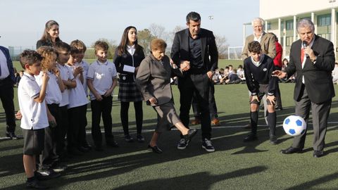 Luis Figo visito el colegio Miraflores