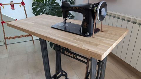 coser.Mquinas como esta ?fabricadas entre 1920 y 1960 por marcas como Alfa y Sigma, referentes de la industria nacional? fueron esenciales en miles de hogares. Marcaron un antes y un despus en la economa domstica: permitieron a muchas mujeres profesionalizar su oficio, ingresar sus propios recursos