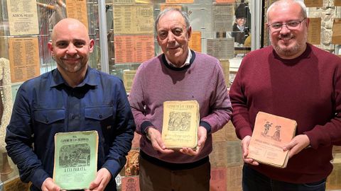 Marcos V�zquez, Xose Lois Foxo e C�sar Fern�ndez mostrana alg�ns dos exemplares de pregos de cordel