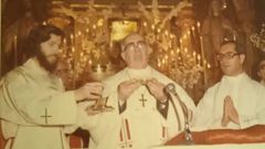Rodr�guez Pati�o, primero por la izquierda, en la misa del d�a de su ordenaci�n, en Cedeira en 1981. En el centro aparece el obispo mindoniense, Miguel Anxo Ara�xo, y a la derecha, el sacerdote Manuel Mejuto