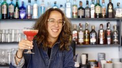 Ana Pinz�s posa en el local P�njamo de Nigr�n�con la elaboraci�n de Margarita premiada.
