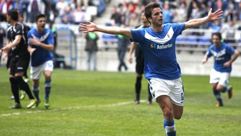 Pelayo celebra un gol con el Real Oviedo en el Carlos Tartiere