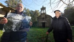 Antes y ahora. Jos� Sanl�s, posando con una imagen de la capilla con las dos campanas, y el p�rroco jubilado de Ser�ns Aurelio Parada, explicaban ayer el perjuicio que supone para este templo la sustracci�n de dos elementos fundamentales para mantener la actividad de la iglesia.