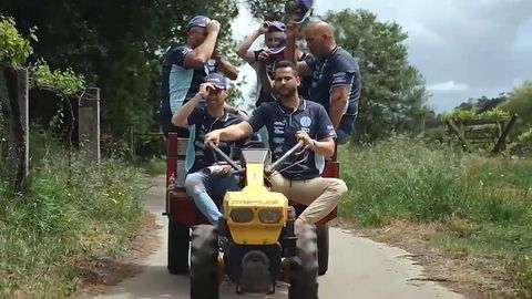 La fiesta de San Isidro de Caleiro se anuncia en tractor