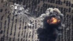 Fotograma sacado de un v�deo proporcionado por el ministerio de Defensa ruso que muestra un bombardeo de la aviaci�n rusa contra unas supuestas instalaciones del Estado Isl�mico en la provincia de Idlib, Siria