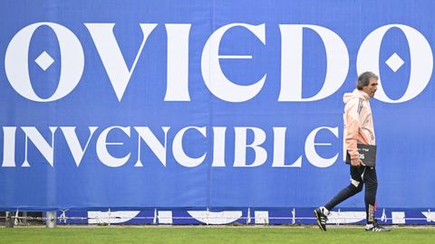 El t�cnico uruguayo Guillermo Almada (i), durante su primera sesi�n como entrenador del Real Oviedo