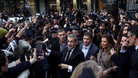 El p�blico lo esperaba ante la librer�a para corear su nombre. La presentaci�n tuvo lugar en una c�ntrica librer�a de Par�s, cercana a la casa del expresidente, que se encontr� con muchos admiradores agolpados en la calle, aunque dos representes de Femen protestaron contra su libertad.