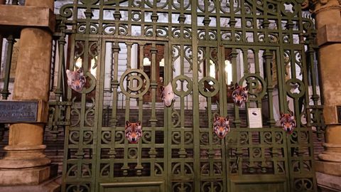 Imagen de la Junta General del Principado de Asturias con caretas de lobos en su entrada.