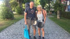 Uli y Heike, retratados cerca de la avenida de Esteiro, reci�n iniciada su ruta hacia Compostela