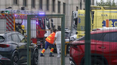 Unos sanitarios introducen en la ambulancia a uno de los internos afectados por el incendio