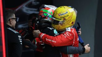 Antonelli y Hamilton se abrazan tras finalizar el Gran Premio de China de F&oacute;rmula 1