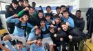 Los jugadores del Celta Juvenil A, celebrando en el vestuario de A Madroa el triunfo sobre el Arousa.