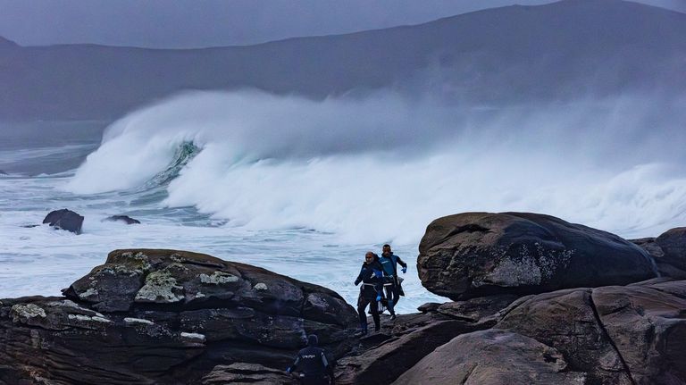 Olas de hasta siete metros pusieron en jaque el trabajo de una decena de percebeiros en A Barca, Mux�a.