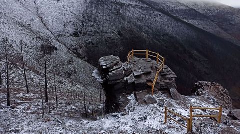 El blanco de la nieve se mezcla estos das con el negro del incendio que este verano quem la mitad de la Serra do Courel. En la foto, el mirador del Alto do Boi