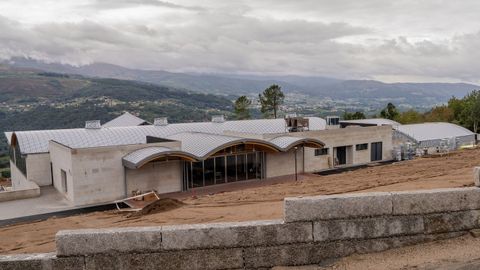 Imagen tomada ayer de la fachada y el avance de los trabajos en la nueva bodega de Vega Sicilia en Crecente.
