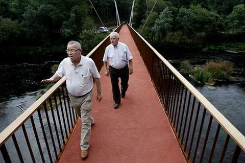 El puente de Ximonde est colgado a 8 metros sobre el ro. 