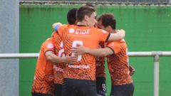 Los jugadores del Boir se abrazan para festejar uno de los goles en el partido contra el Somozas.