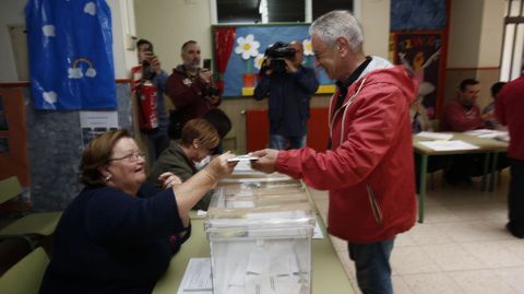 Votacin del candidato de Ourense en Comn en el  colegio electoral Manuel Sueiro.