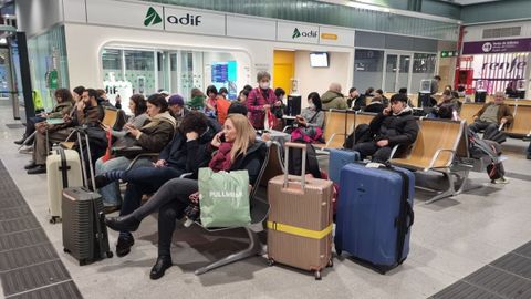 Pasajeros expectantes ante la huelga de maquinistas en la estaci�n de tren de Santiago