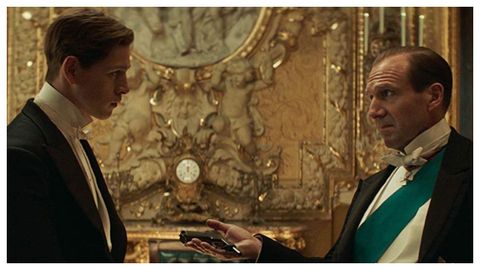 El noble interpretado por Ralph Fiennes -jugando, de nuevo, a ser el M de Bond- es una de las novedades de la franquicia.