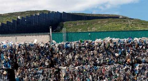 Imagen de la basura acumulada y prensada en la planta de residuos urbanos de Nosti�n.