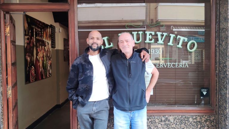 Antony Rodrigo (izquierda) reabre este sbado la jamonera El Huevito, que durante aos atendi Javier Rivera (derecha) en la calle San Juan