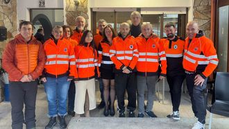 Miguel �ngel Traba, en el centro con las manos entrelazadas, con sus compa�eros de agrupaci�n y el alcalde de Corcubi�n, Xabier Dom�ngez.