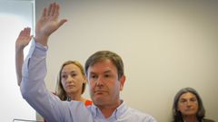 Imagen de Benito Portela y la concejala socialista Almudena Pena en el pleno de investidura