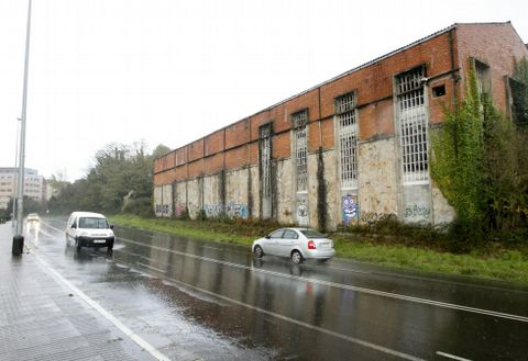 El �rea intermodal para los autobuses se encuentra en la parte posterior de la de tren. 